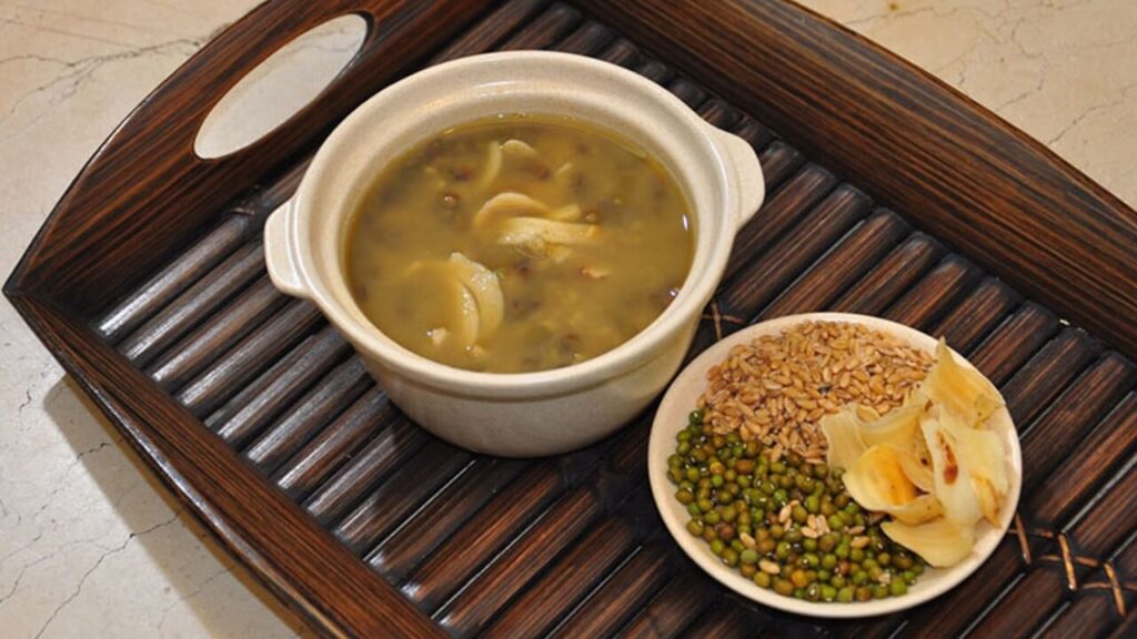 百合绿豆汤有清心除烦、镇静安神的功效。