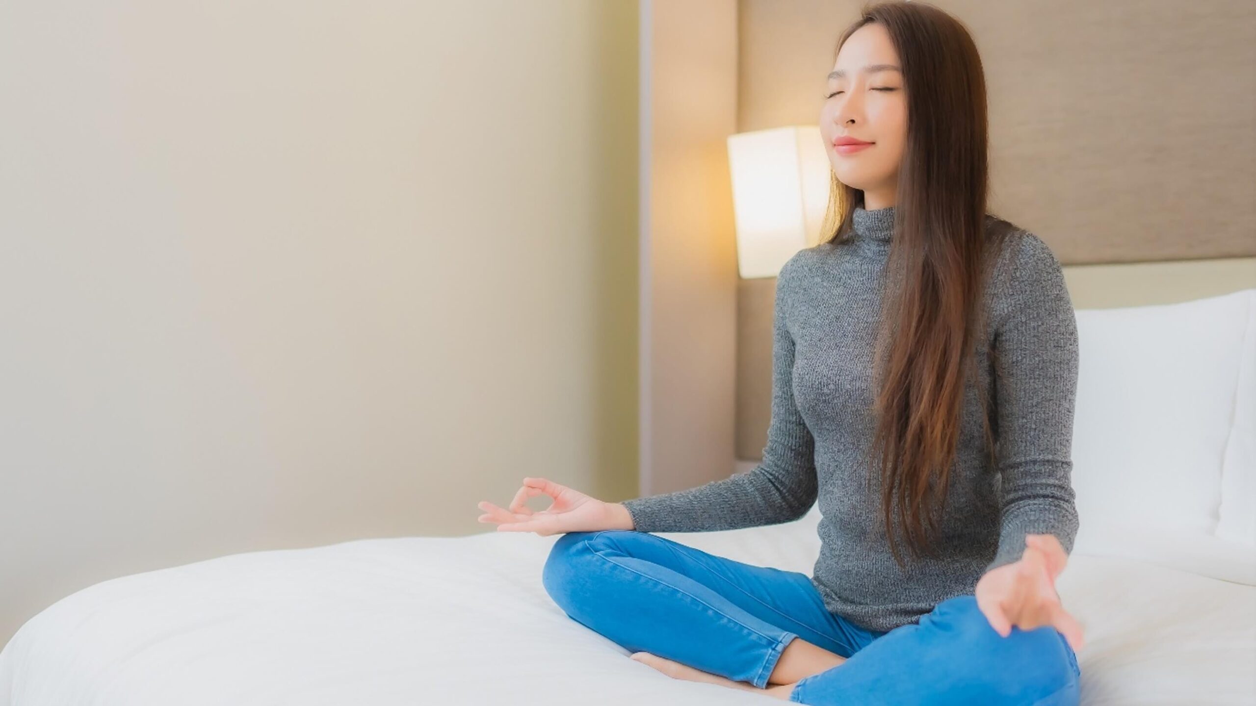 放慢节奏，让身体进入睡眠模式 睡前放慢动作与呼吸节奏，有助于身体从白天的紧张状态中缓慢过渡到放松模式。你可以选择静坐、散步、做些轻柔瑜伽，或聆听舒缓音乐，让身心逐渐安静下来。中医讲“静则生阴，阴盛则寐”，意思是当心神宁静，睡意自然来临，有助于更快入睡并提升睡眠质量。