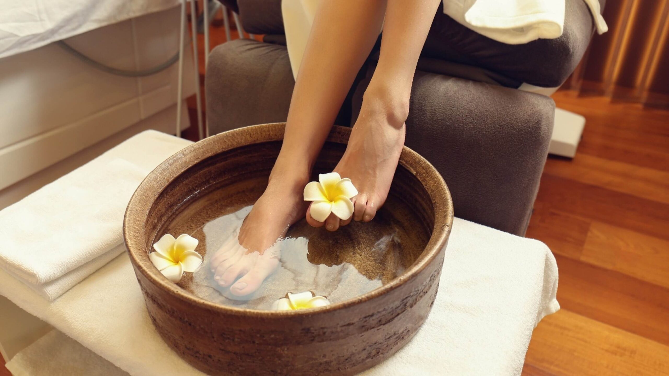 热水泡脚，放松全身